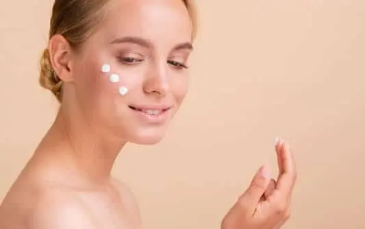 Close up blonde-woman-with-cream-on-her-face